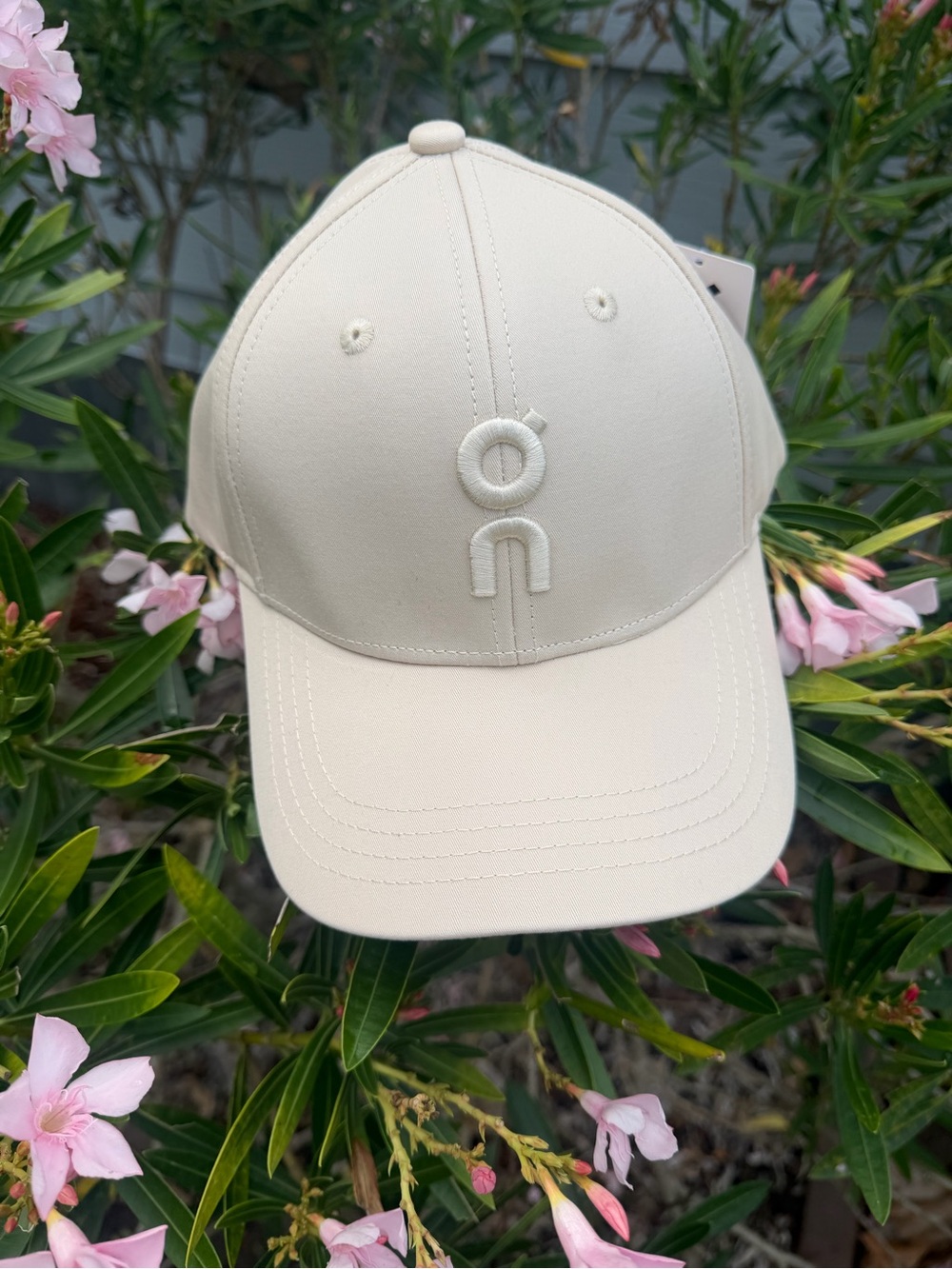 On Running Cream Curved-Brim Cap - Picture 3 of 9